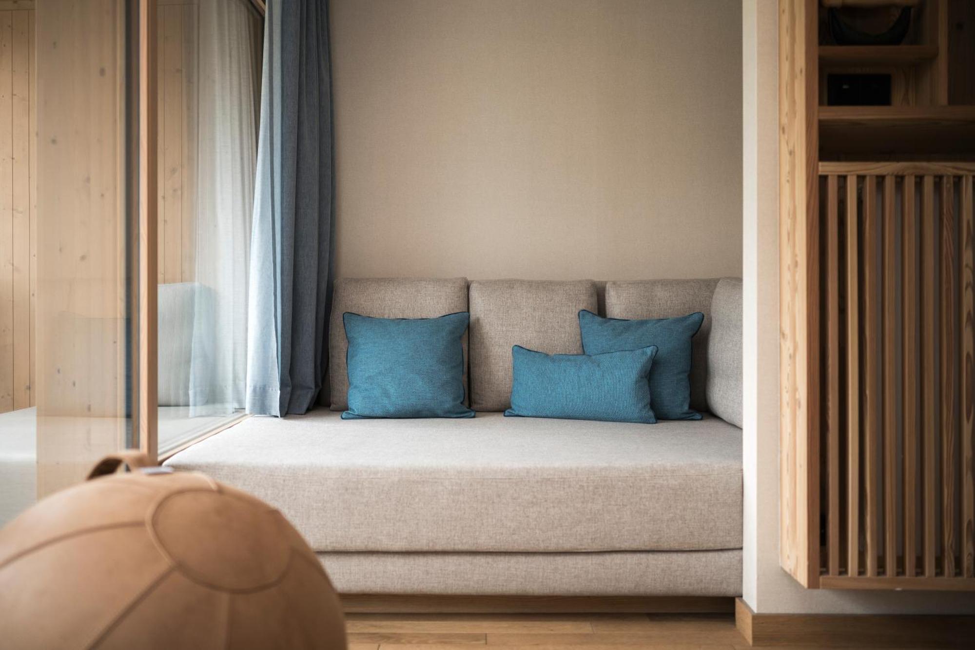 Falkensteiner Hotel Kronplatz - The Leading Hotels Of The World (Adults Only) Riscone Cameră foto A sofa bed