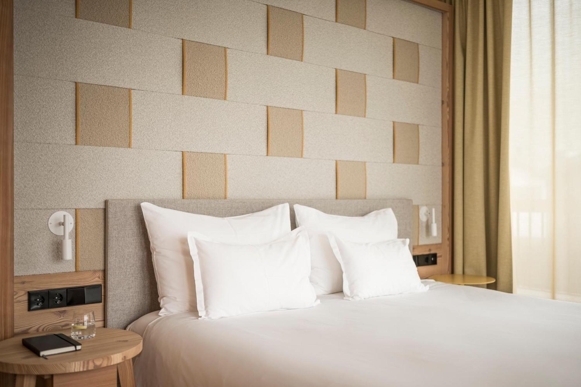 Falkensteiner Hotel Kronplatz - The Leading Hotels Of The World (Adults Only) Riscone Exterior foto A bedroom at the hotel